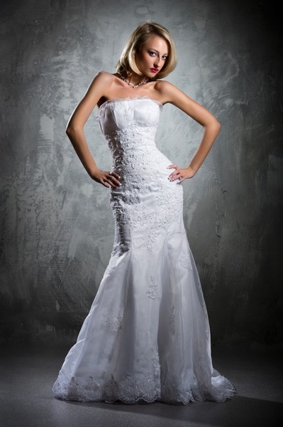 Nezapomeňte, že bílé šaty jsou vyhrazeny pro nevěstu! zdroj: shutterstock.com